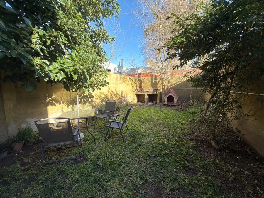 EN VENTA DUPLEX 3 DORMITORIOS CON PATIO Y COCHERA - EXCELENTE UBICACION