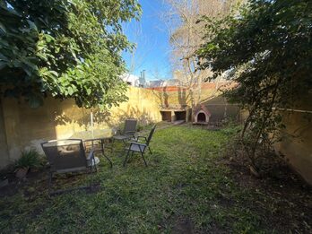 EN VENTA DUPLEX 3 DORMITORIOS CON PATIO Y COCHERA - EXCELENTE UBICACION