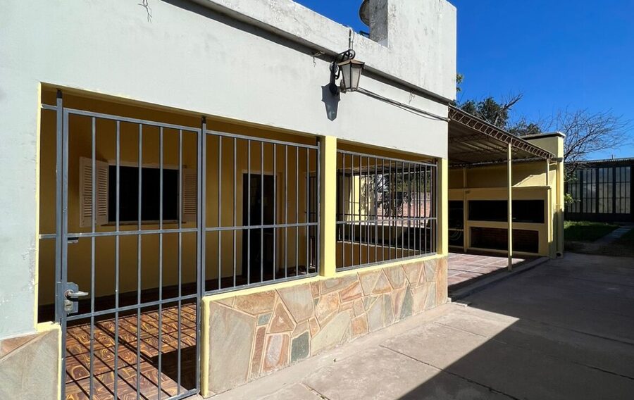 PARTICULAR ALQUILA CASA + GALPÓN