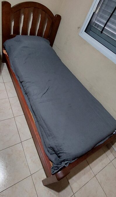 Vendo cama de 1 plaza de madera maciza