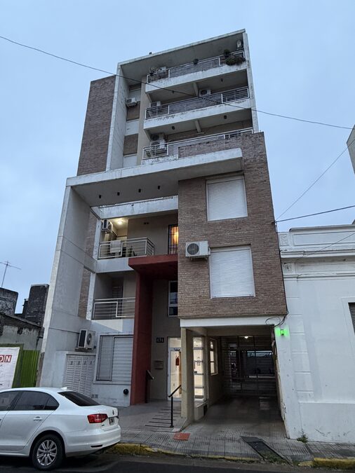 Vende departamento centrico 1 dormitorio + cochera techada