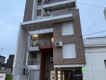 Vende departamento centrico 1 dormitorio + cochera techada