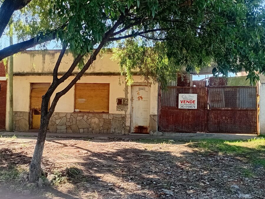 Vendo Casa a Refaccionar c/Los Ceibos  891  varias habitaciones, cochera descubierta y fondo