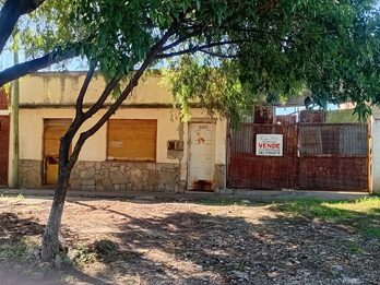 Vendo Casa a Refaccionar c/Los Ceibos  891  varias habitaciones, cochera descubierta y fondo
