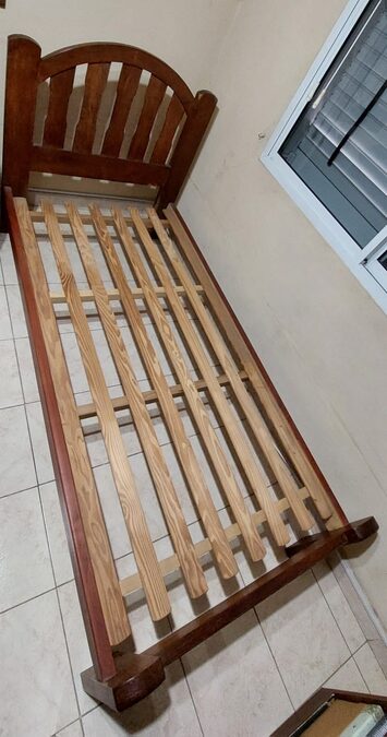 Vendo cama de 1 plaza de madera maciza