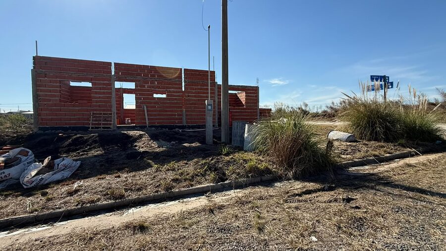 CASA A ESTRENAR EN COLONIA ENSAYO, 2 DORM Y GRAN FONDO VERDE.