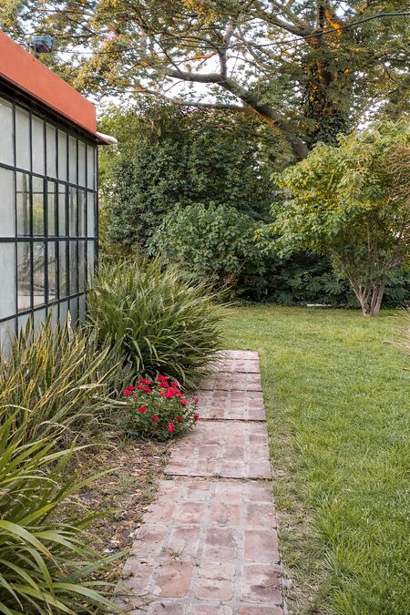 Venta - Av. Larramendi . Potencial Esquina 2000m2 + 2 casas