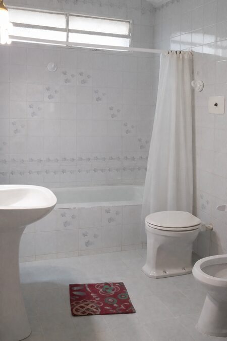 Venta - Av. Larramendi . Potencial Esquina 2000m2 + 2 casas
