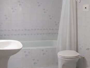 Venta - Av. Larramendi . Potencial Esquina 2000m2 + 2 casas