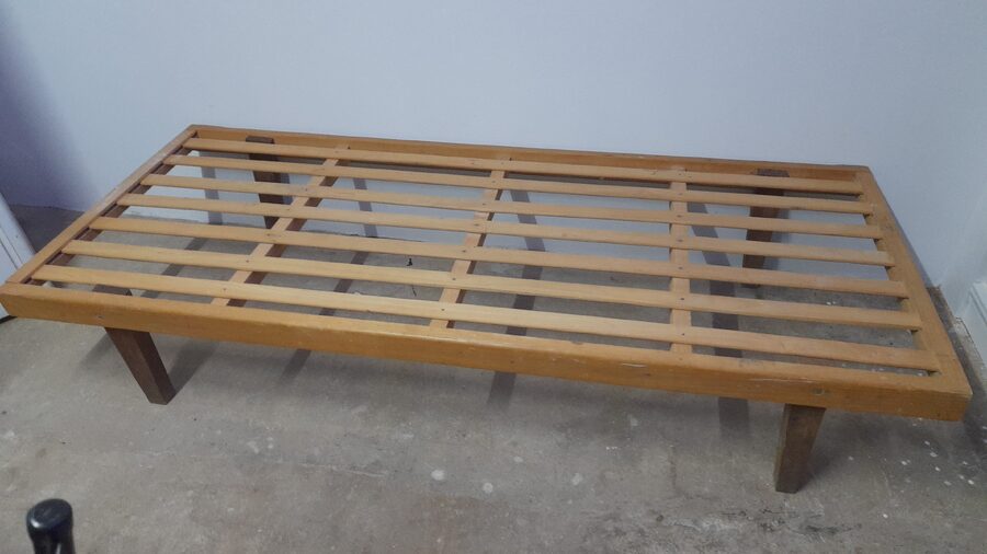 Cama turca de una plaza, usada como nueva