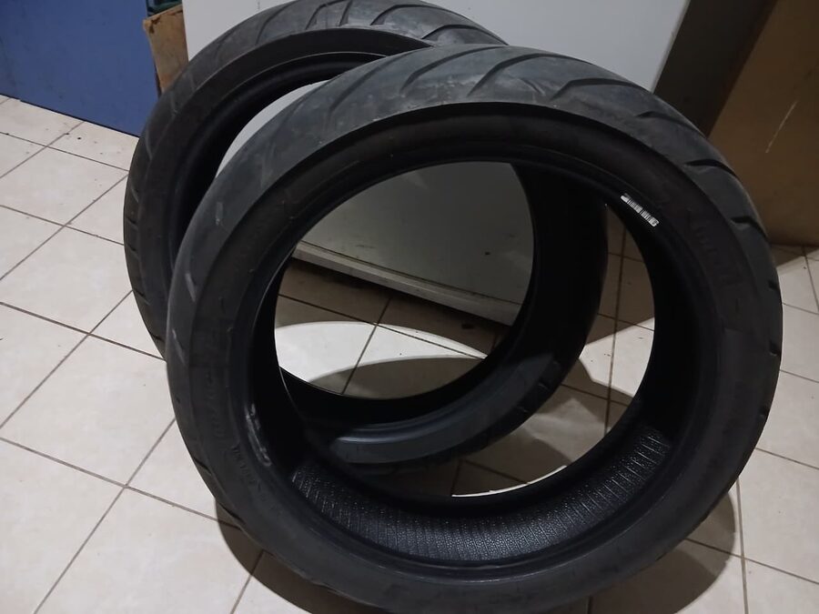 Juego de cubiertas Pirelli Angel GT 120 70 17 y 160 60 17 casi nuevas solo 2500 km