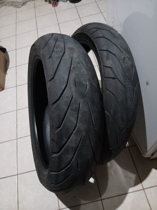 Juego de cubiertas Pirelli Angel GT 120 70 17 y 160 60 17 casi nuevas solo 2500 km