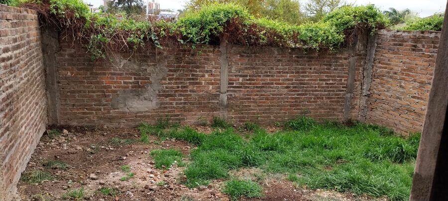 TERRENO AMPLIO , CON CASA VENDO ,DOS INGRESOS CERCA DEL CENTRO ,FINANCIO