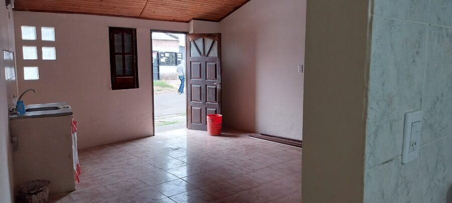 TERRENO AMPLIO , CON CASA VENDO ,DOS INGRESOS CERCA DEL CENTRO ,FINANCIO