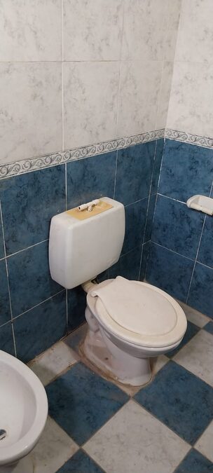TERRENO AMPLIO , CON CASA VENDO ,DOS INGRESOS CERCA DEL CENTRO ,FINANCIO