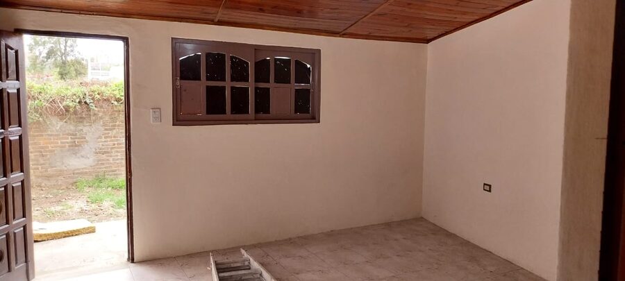 TERRENO AMPLIO , CON CASA VENDO ,DOS INGRESOS CERCA DEL CENTRO ,FINANCIO