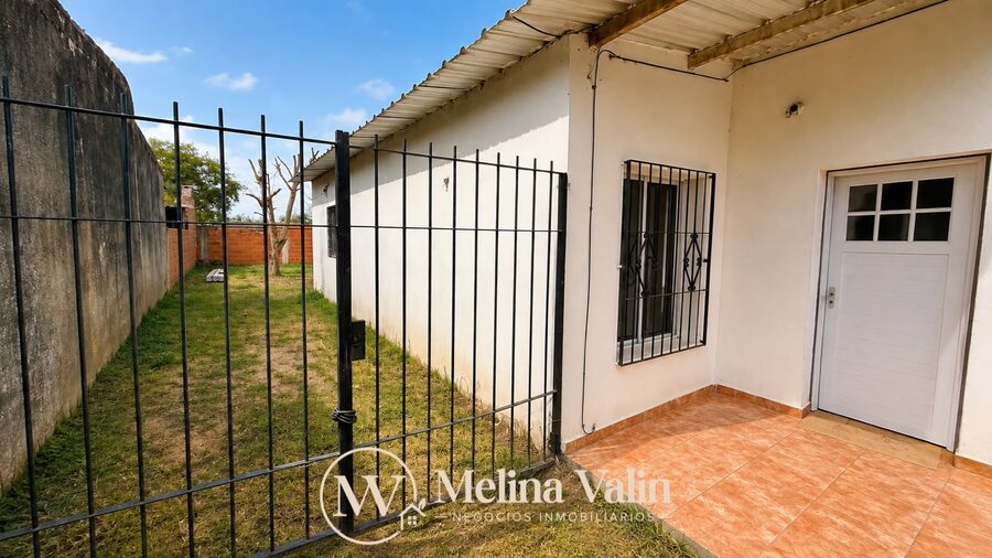 SE ALQUILA CASA EN SAN BENITO, 2 DORM, PATIO VERDE Y ESPACIO P/VEHICULO.