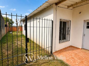 SE ALQUILA CASA EN SAN BENITO, 2 DORM, PATIO VERDE Y ESPACIO P/VEHICULO.