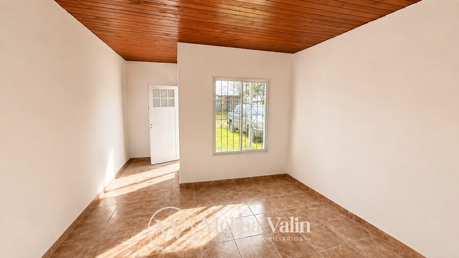 SE ALQUILA CASA EN SAN BENITO, 2 DORM, PATIO VERDE Y ESPACIO P/VEHICULO.