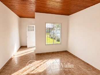 SE ALQUILA CASA EN SAN BENITO, 2 DORM, PATIO VERDE Y ESPACIO P/VEHICULO.