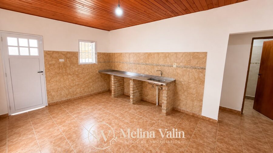 SE ALQUILA CASA EN SAN BENITO, 2 DORM, PATIO VERDE Y ESPACIO P/VEHICULO.