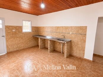 SE ALQUILA CASA EN SAN BENITO, 2 DORM, PATIO VERDE Y ESPACIO P/VEHICULO.