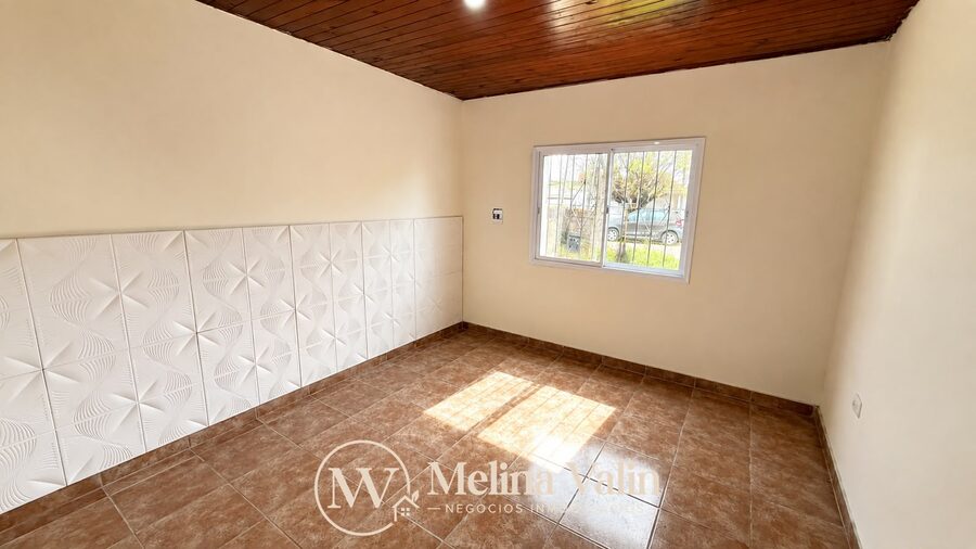 SE ALQUILA CASA EN SAN BENITO, 2 DORM, PATIO VERDE Y ESPACIO P/VEHICULO.