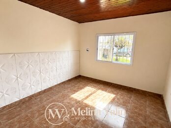 SE ALQUILA CASA EN SAN BENITO, 2 DORM, PATIO VERDE Y ESPACIO P/VEHICULO.