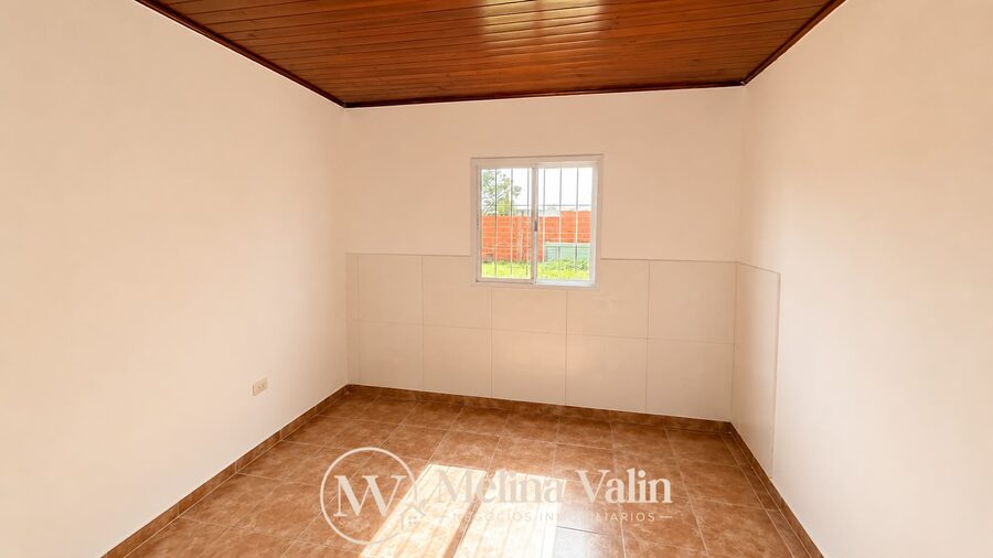SE ALQUILA CASA EN SAN BENITO, 2 DORM, PATIO VERDE Y ESPACIO P/VEHICULO.