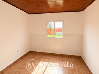 SE ALQUILA CASA EN SAN BENITO, 2 DORM, PATIO VERDE Y ESPACIO P/VEHICULO.