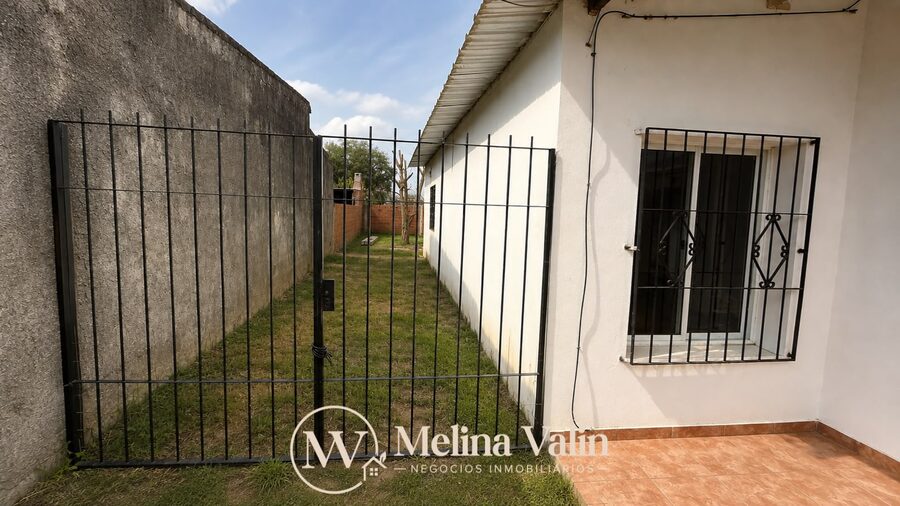 SE ALQUILA CASA EN SAN BENITO, 2 DORM, PATIO VERDE Y ESPACIO P/VEHICULO.