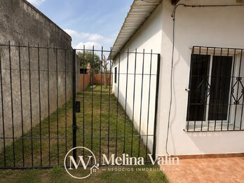 SE ALQUILA CASA EN SAN BENITO, 2 DORM, PATIO VERDE Y ESPACIO P/VEHICULO.