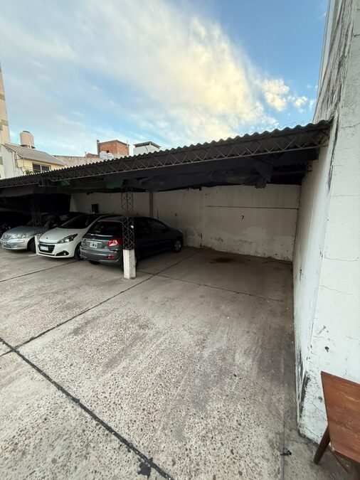 PARTICULAR ALQUILA COCHERA CENTRO - Calle SANTIAGO DEL ESTERO entre Urquiza y 25 de Junio