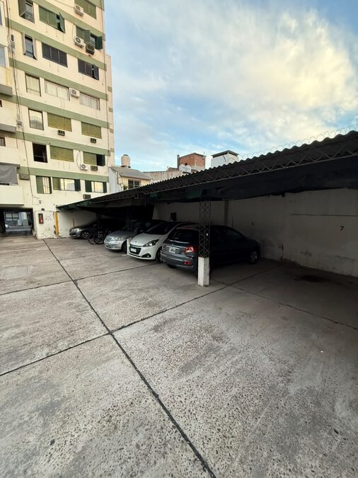 PARTICULAR ALQUILA COCHERA CENTRO - Calle SANTIAGO DEL ESTERO entre Urquiza y 25 de Junio