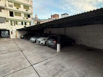 PARTICULAR ALQUILA COCHERA CENTRO - Calle SANTIAGO DEL ESTERO entre Urquiza y 25 de Junio