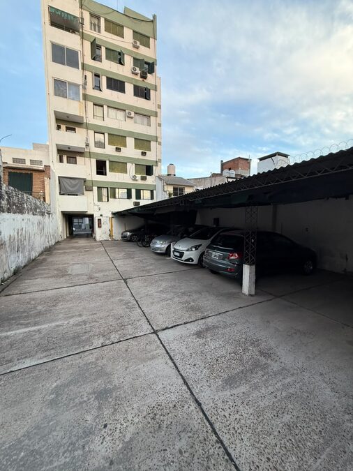 PARTICULAR ALQUILA COCHERA CENTRO - Calle SANTIAGO DEL ESTERO entre Urquiza y 25 de Junio