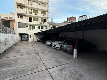 PARTICULAR ALQUILA COCHERA CENTRO - Calle SANTIAGO DEL ESTERO entre Urquiza y 25 de Junio