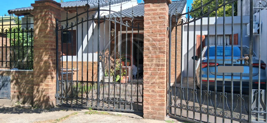 VENTA- PERMUTA ¡INVERSIÓN! Casa c/quincho y patio. Int. Blanda