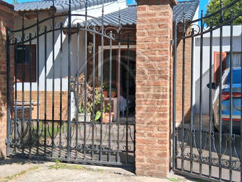 VENTA- PERMUTA ¡INVERSIÓN! Casa c/quincho y patio. Int. Blanda