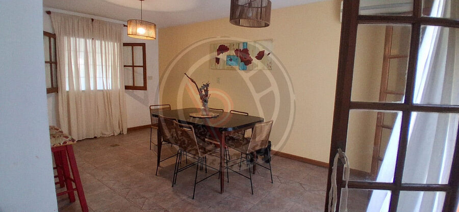 VENTA- PERMUTA ¡INVERSIÓN! Casa c/quincho y patio. Int. Blanda