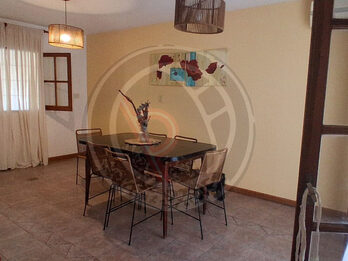 VENTA- PERMUTA ¡INVERSIÓN! Casa c/quincho y patio. Int. Blanda