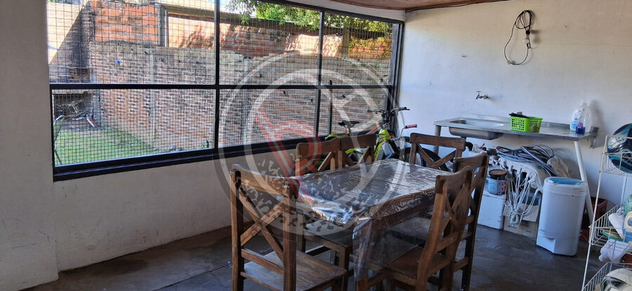 VENTA- PERMUTA ¡INVERSIÓN! Casa c/quincho y patio. Int. Blanda