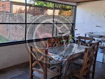 VENTA- PERMUTA ¡INVERSIÓN! Casa c/quincho y patio. Int. Blanda
