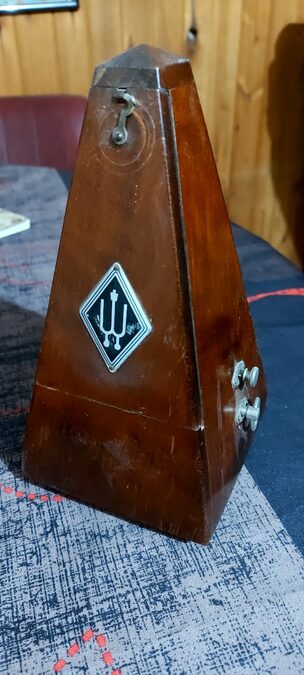 Antiguo metronomo Aleman, de madera lustrada