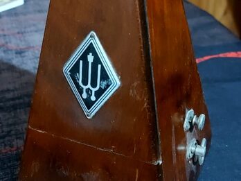 Antiguo metronomo Aleman, de madera lustrada