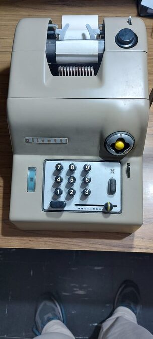 Antigua maquina sumadora manual, de la marca Olivetti, suma 15