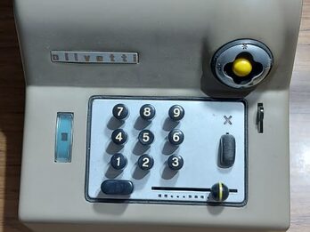 Antigua maquina sumadora manual, de la marca Olivetti, suma 15