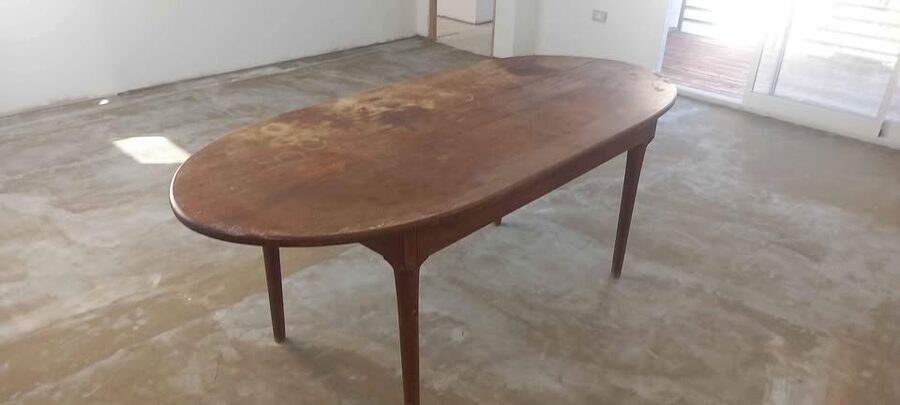 Mesa de cedro para restaurar. Muy fuerte. Patas torneadas (207x88)