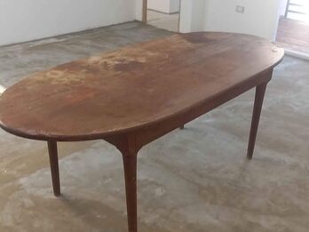 Mesa de cedro para restaurar. Muy fuerte. Patas torneadas (207x88)