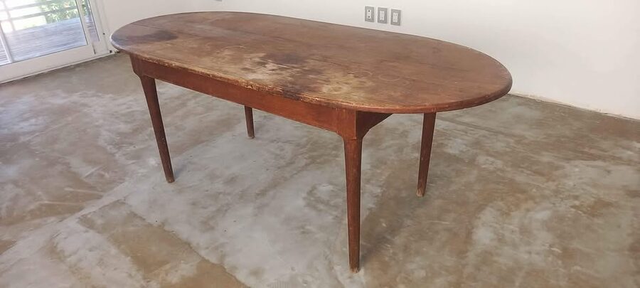 Mesa de cedro para restaurar. Muy fuerte. Patas torneadas (207x88)